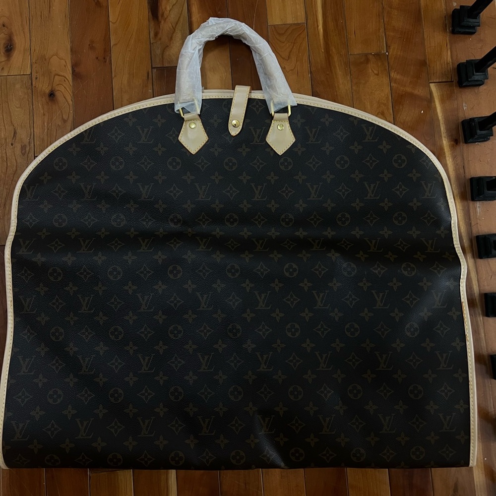 LV GARMET BAG